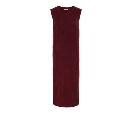 Robe en tricot côtelée rouge.