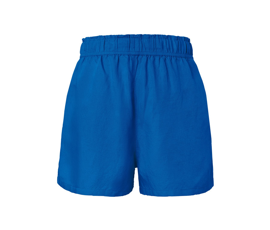 Short bleu avec du lin sur fond blanc.