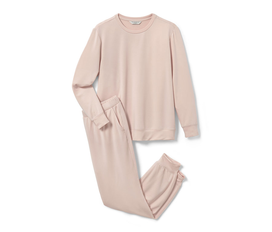 Un tenue d’intérieur couleur crème.