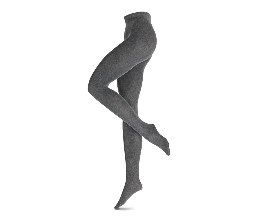 Jambes portant 2 paires de collants en maille.