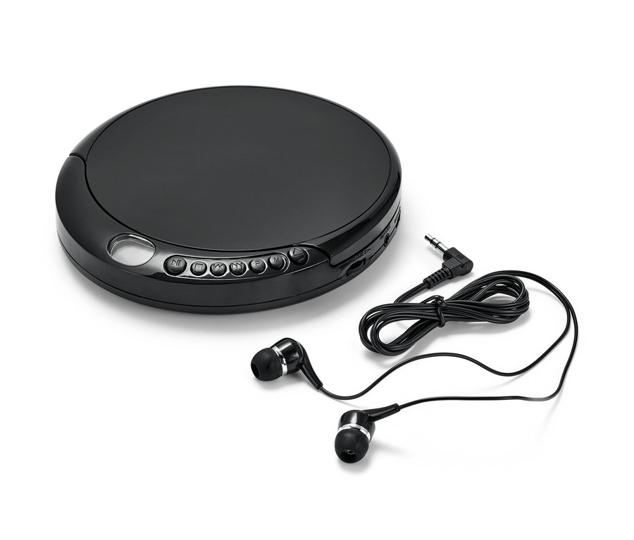 Un lecteur CD portable noir et des écouteurs sur un fond blanc.