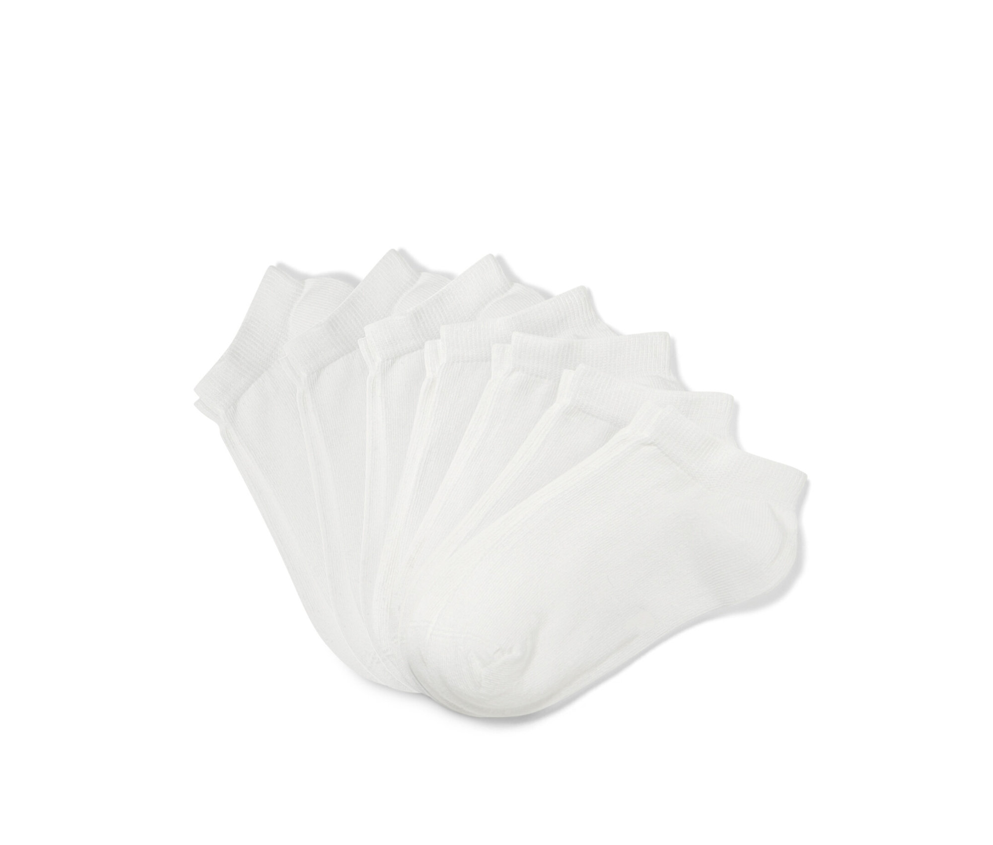 Sept paires de socquettes blanches pour enfant sont disposées en éventail.