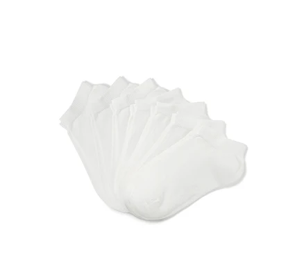 Sept paires de socquettes blanches pour enfant sont disposées en éventail.