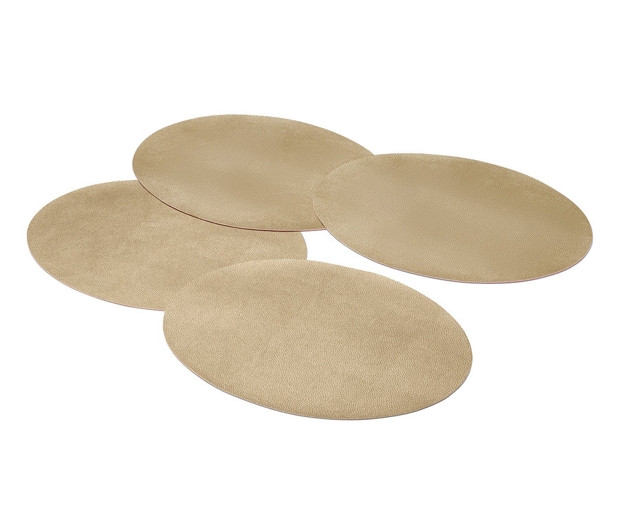 Quatre sets de table réversibles superposés.