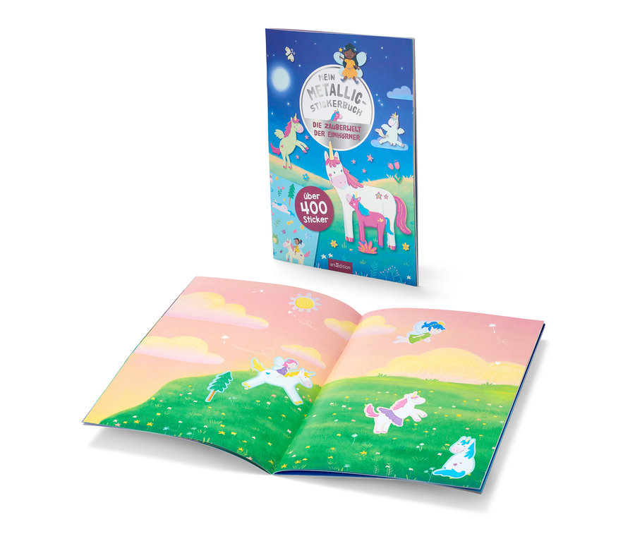 Deux livres ouverts avec des illustrations féériques de licornes et de fées, dont « Mon livre d’autocollants métallisés « Le monde merveilleux des licornes » (en allemand) ».