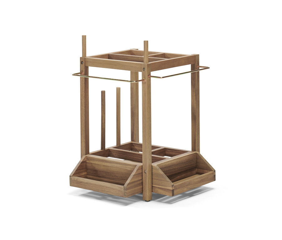 Support pour équipements en bois marron.