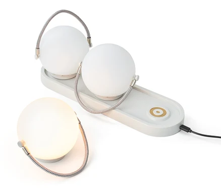 Ensemble de lampes de table à batterie: Deux lampes sur une base de chargement et une lampe seule.