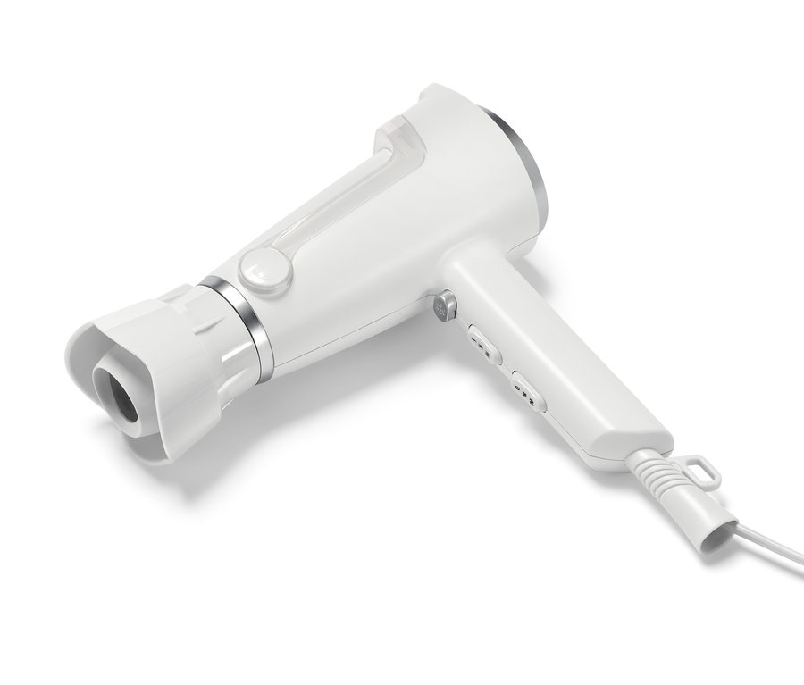 Un sèche-cheveux blanc à poser sur une surface blanche.