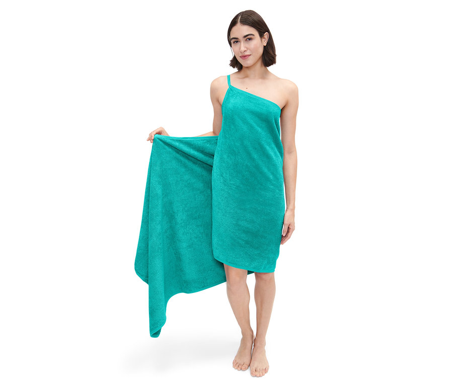 Femme posant dans une robe-serviette turquoise.