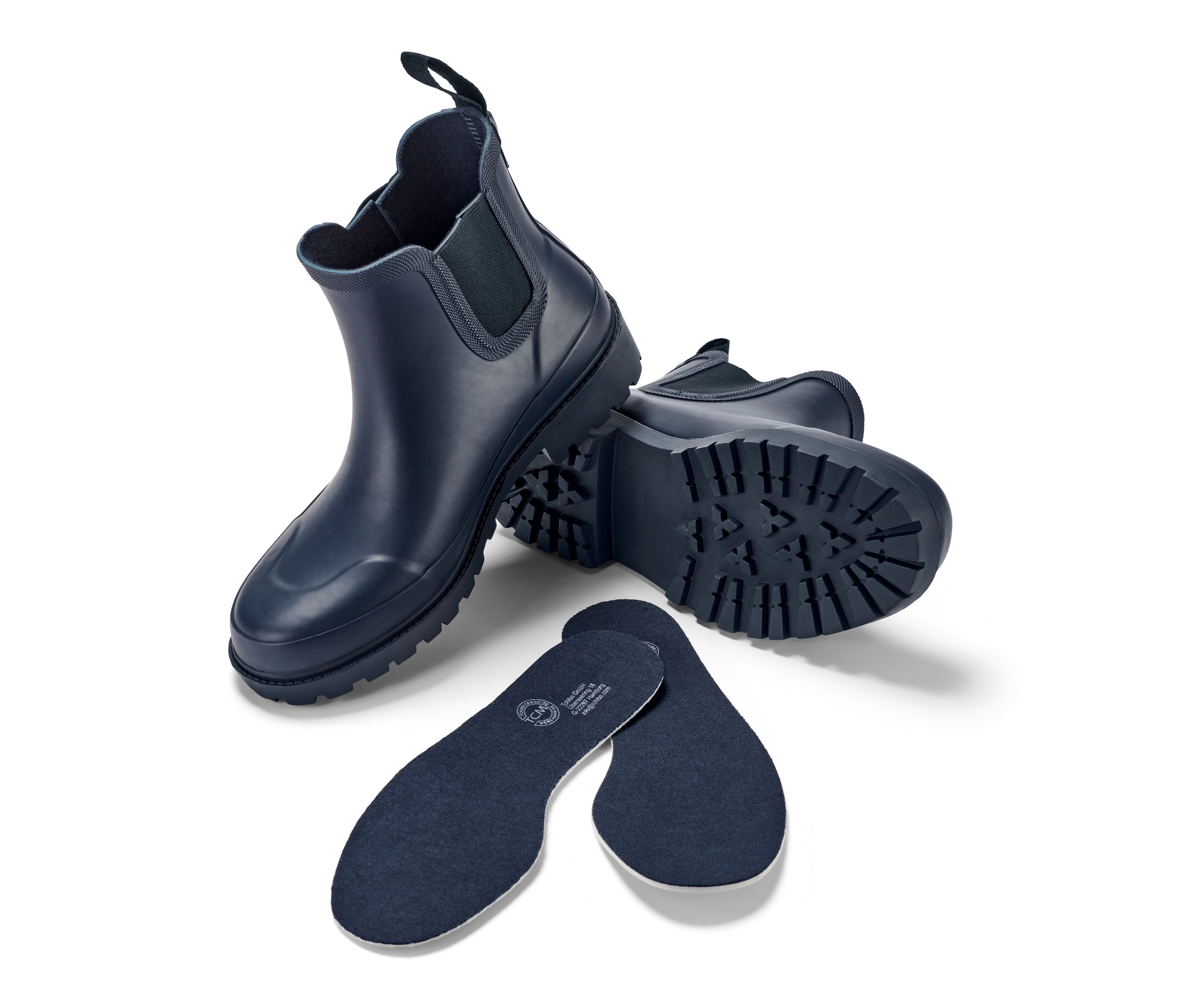 Bottines de pluie bleu marine et semelles intérieures sur fond blanc.