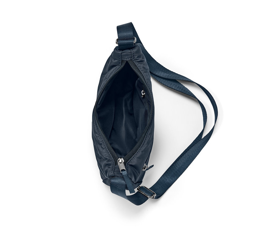 Gros plan d'un sac bandoulière bleu marine avec fermeture éclair ouverte.