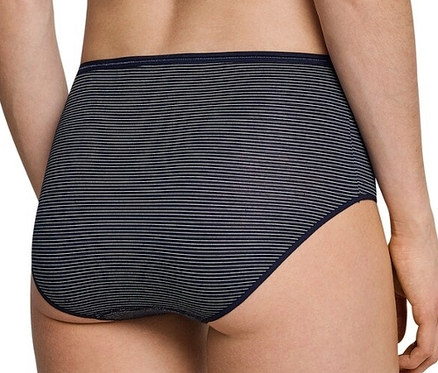 Gros plan de la vue arrière d'une femme portant 2 midi slips SCHIESSER avec modal, bleu foncé, à rayures.