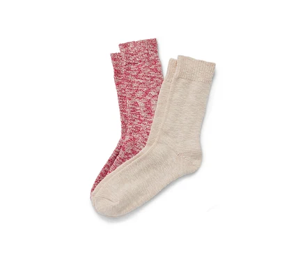 Deux paires de chaussettes en maille posées sur un fond blanc.