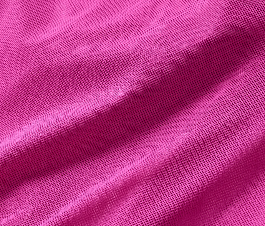 Gros plan sur une veste de sport coupe-vent rose.