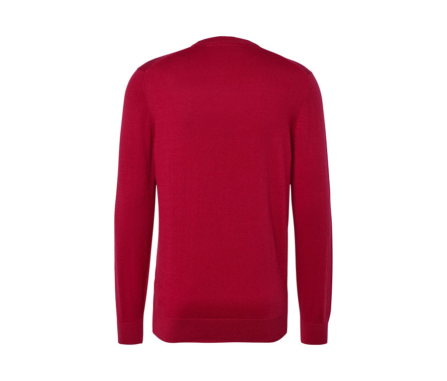 Pull rouge à encolure ronde.