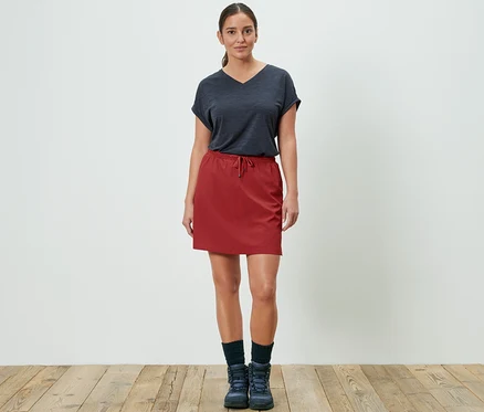Femme posant en short-jupe fonctionnel rouge.