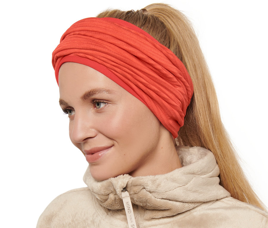 Femme portant un foulard multifonction orange.
