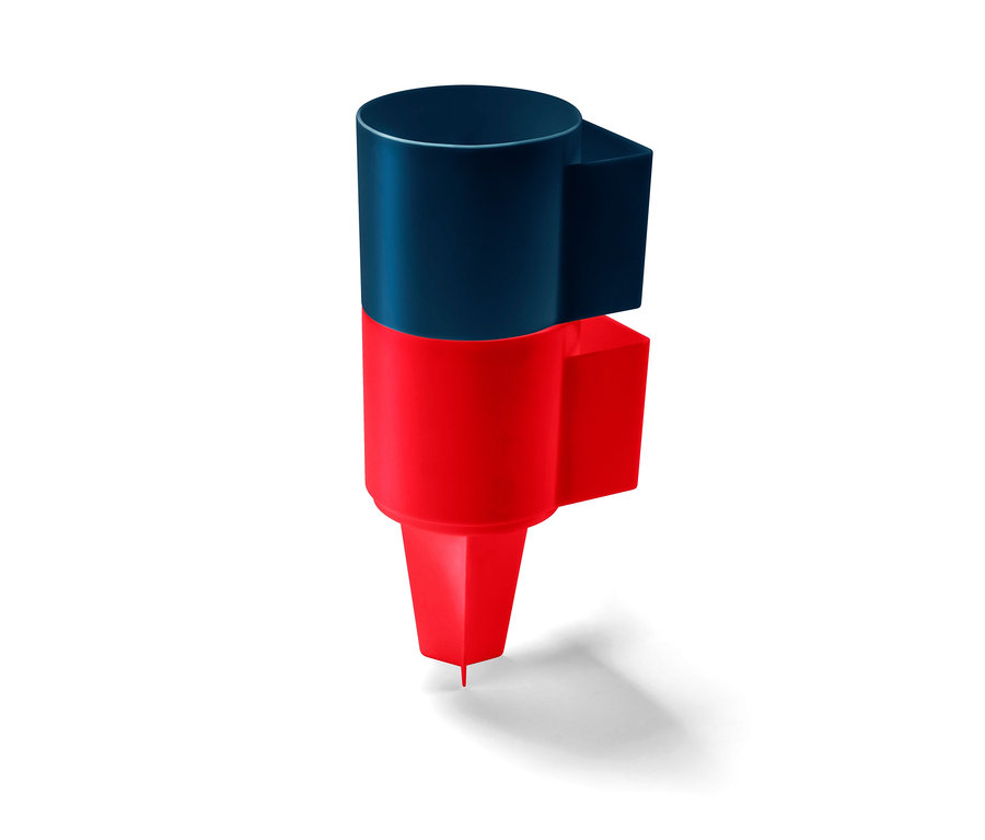 Gros plan sur 2 supports à gobelets de plage rouge et bleu.