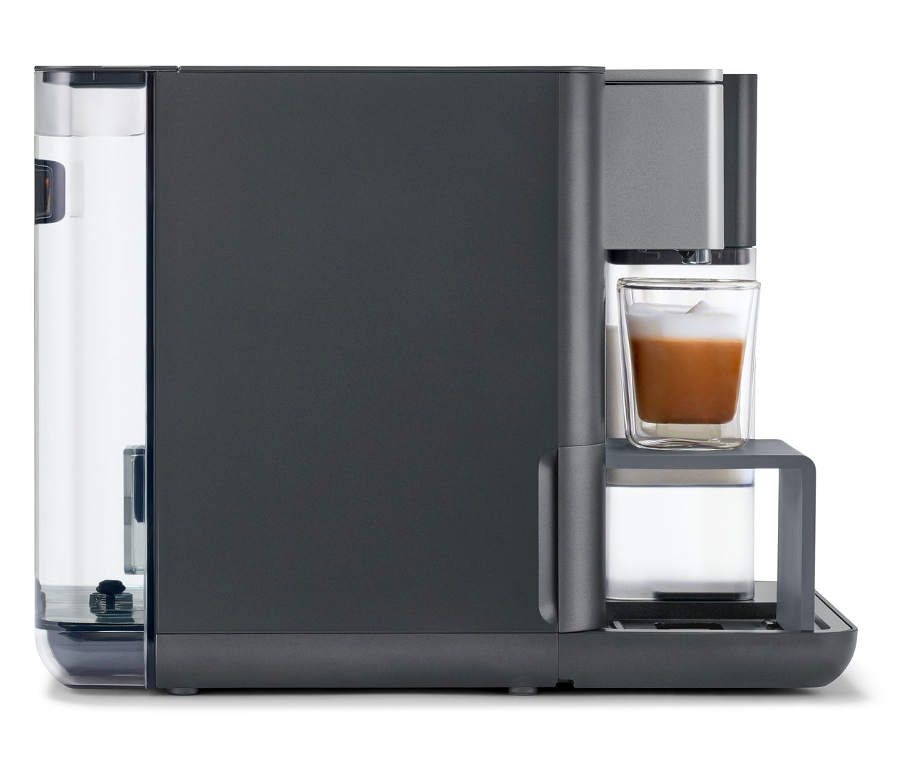 Machine à café grise Qbo MILK MASTER avec une tasse de café.