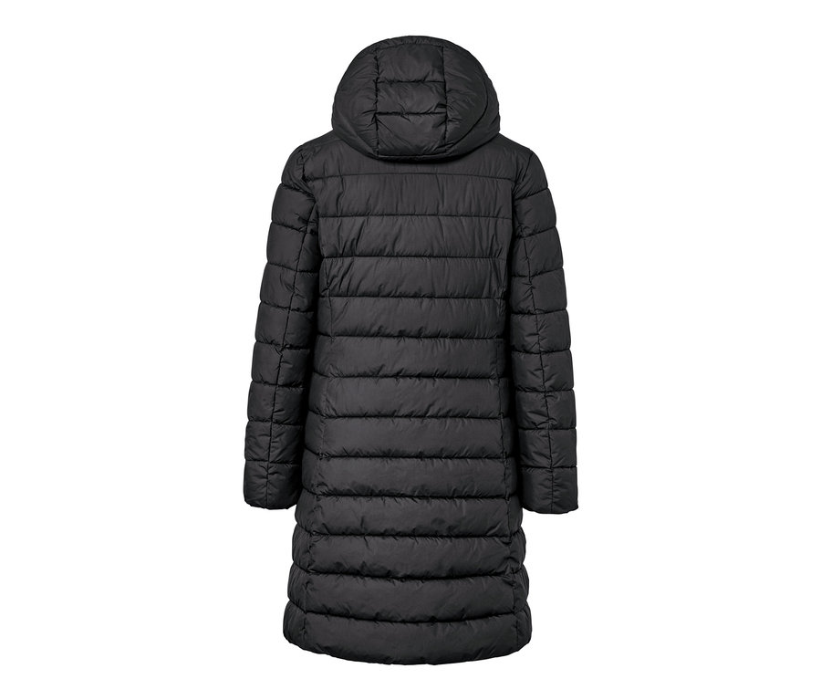 Vue détaillée de l'arrière d'un manteau matelassé noir à capuche.