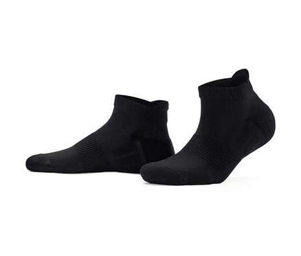 Deux paires de chaussettes de course professionnelles noires, 3 paires, sur fond blanc.