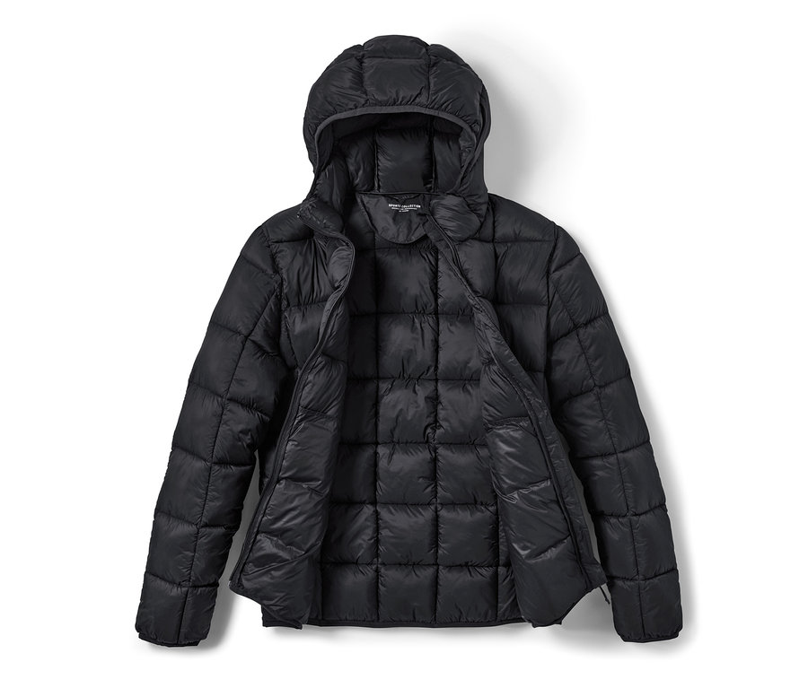 Une veste matelassée noire à capuche, ouverte, posée sur un fond clair.