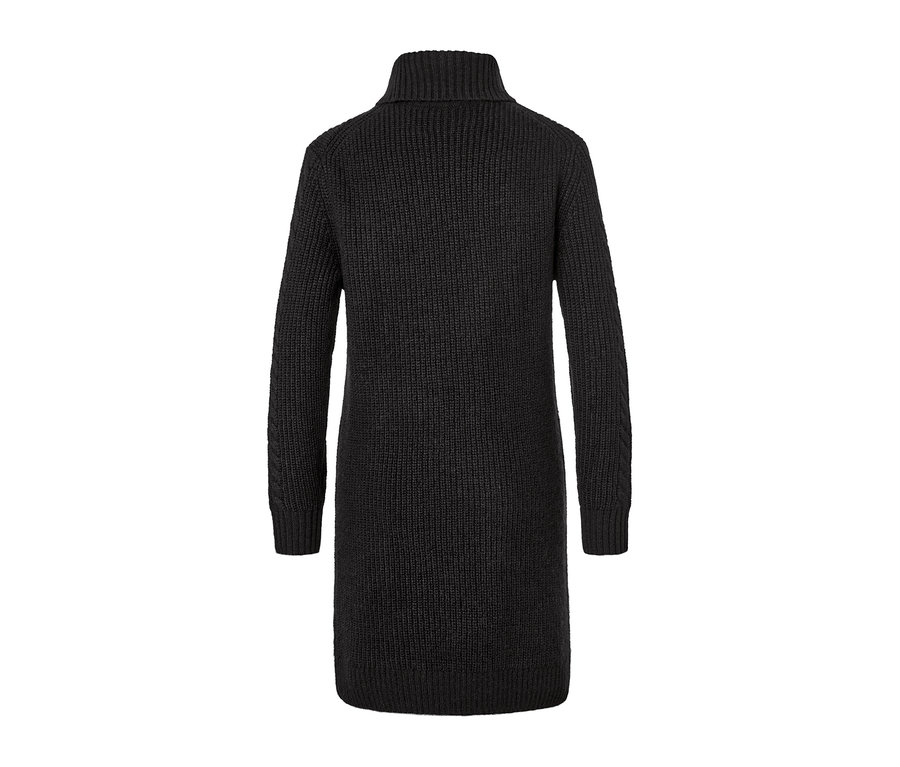 Gros plan d'un long pull en maille noire avec torsades.