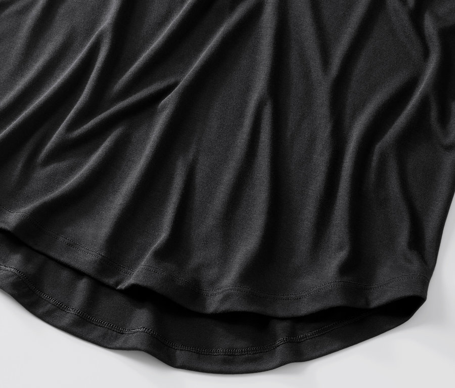 Gros plan sur un t-shirt long noir.