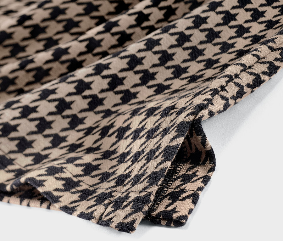 Détail d'un sweatshirt manches 3/4 à motif pied-de-poule.