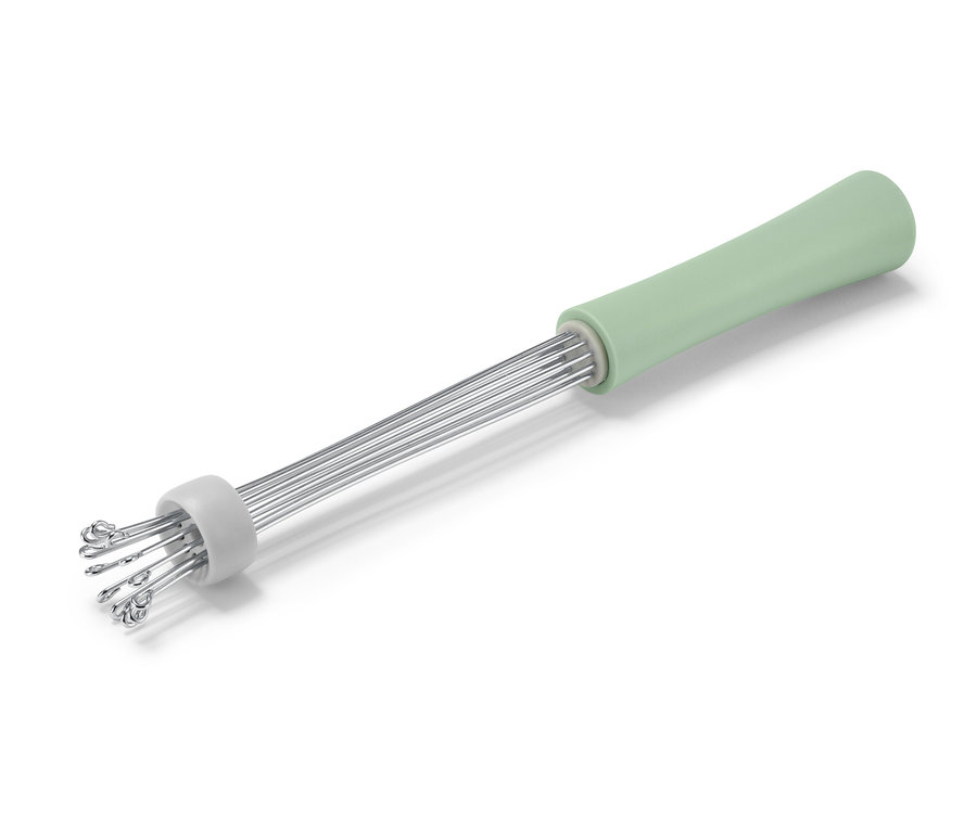 Gros plan d'un fouet peu encombrant avec un manche vert pastel.
