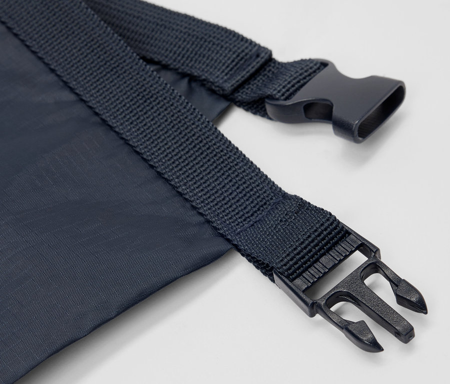 Gros plan d'un sac fourre-tout imperméable bleu avec fermeture.