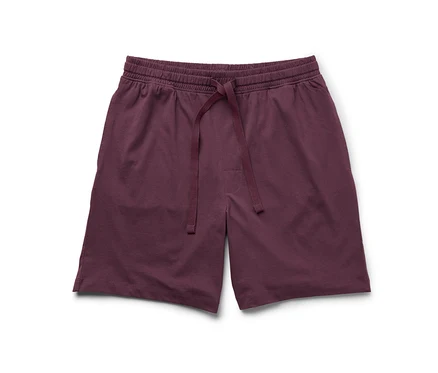 Short relax sur fond blanc.