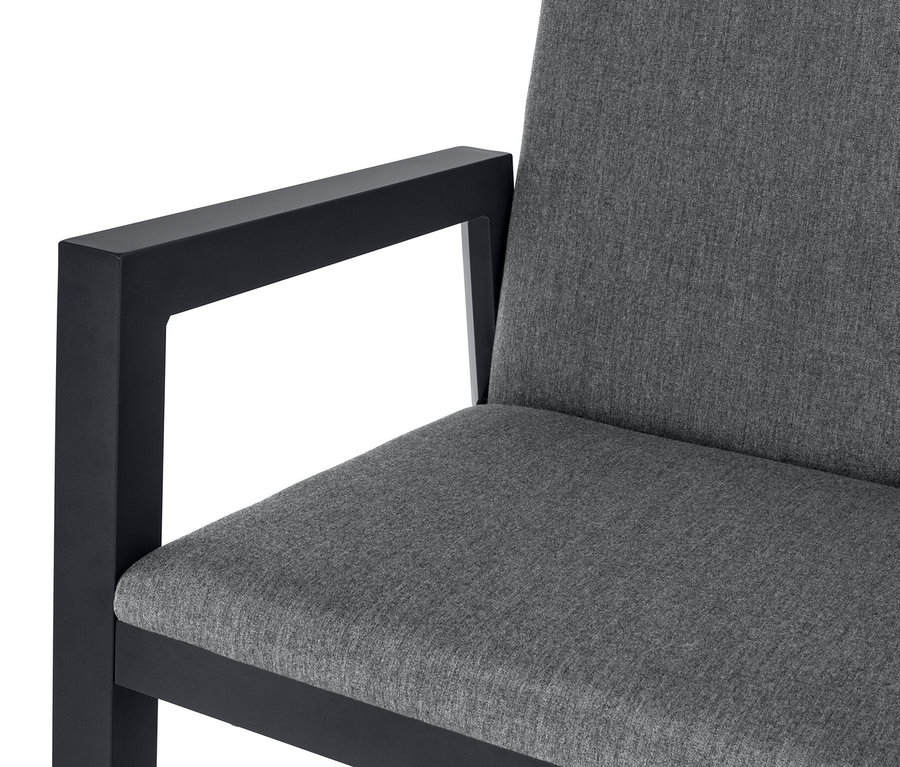 Gros plan sur une chaise grise à dossier haut avec tissu Creacryl® tous temps.