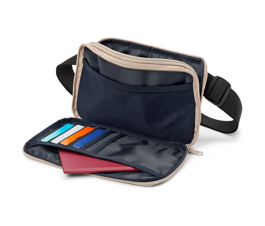 Sac multifonction ouvert avec passeport et cartes.