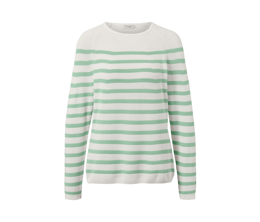 Pull en maille rayé sur fond blanc.