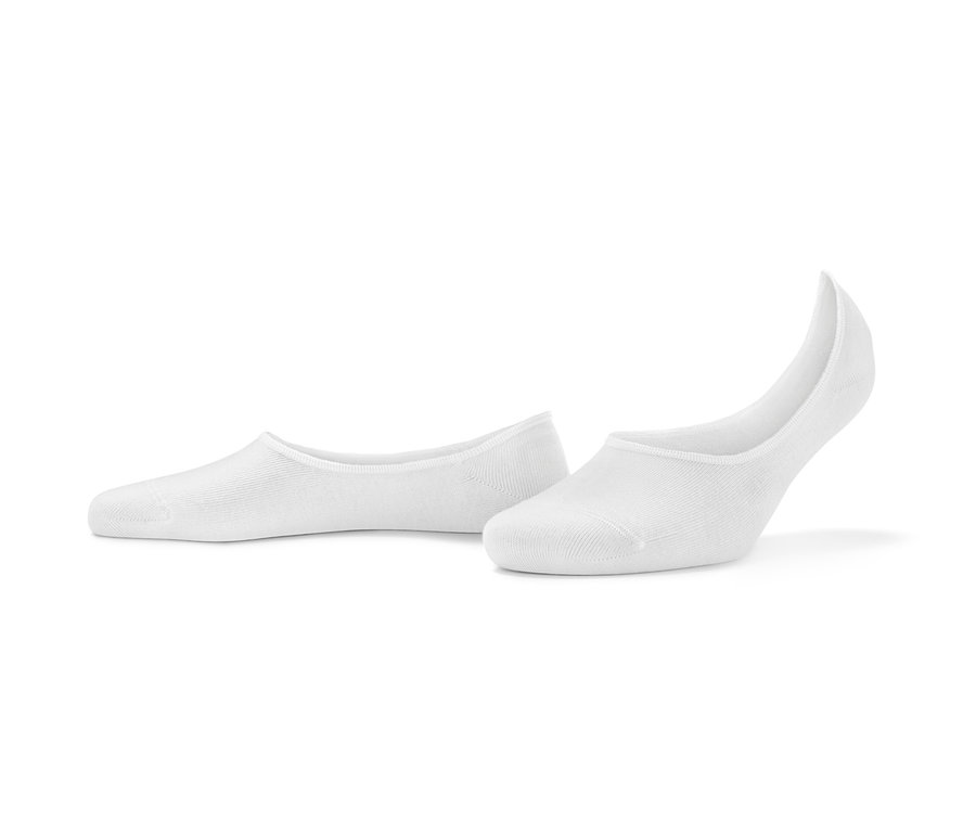 Deux paires de socquettes blanches sont posées côte à côte.