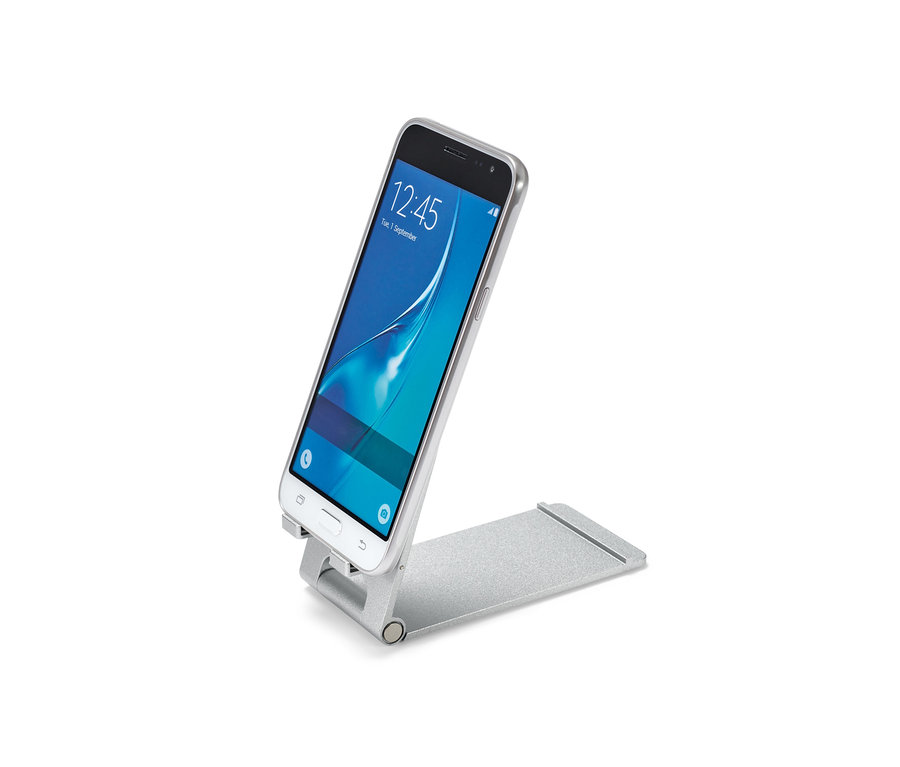 Un smartphone argenté est placé dans un support pour smartphone et tablette.