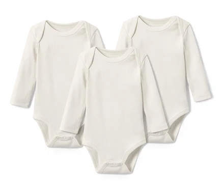 Trois bodys côtelés manches longues pour bébé blancs.