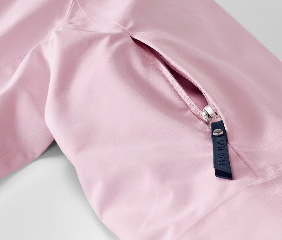 Détail d'une veste de ski rose avec fermeture éclair.