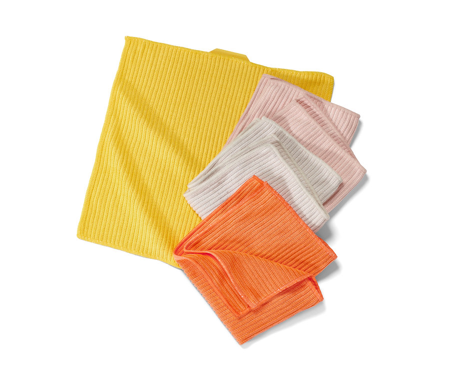 Quatre chiffons de nettoyage universels en jaune, orange, blanc et rose.