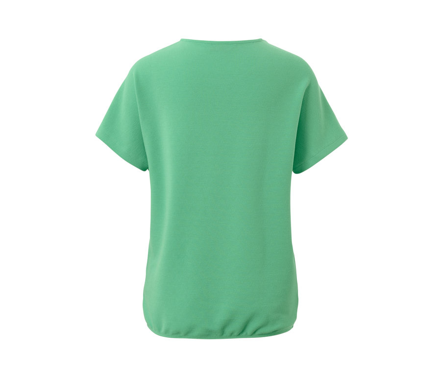 Blouse verte à manches courtes.