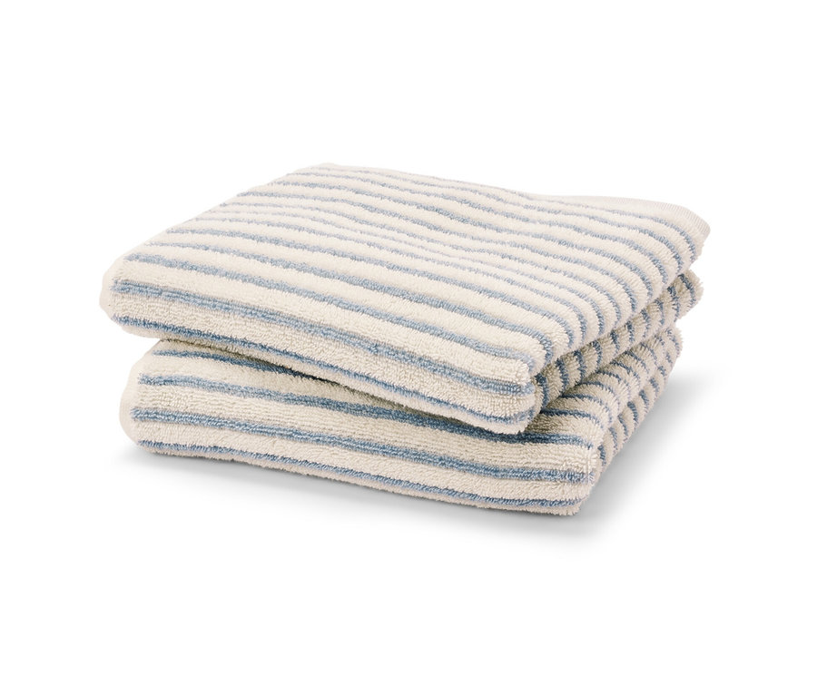 Deux linges rayés bleu clair sont pliés l'un sur l'autre.