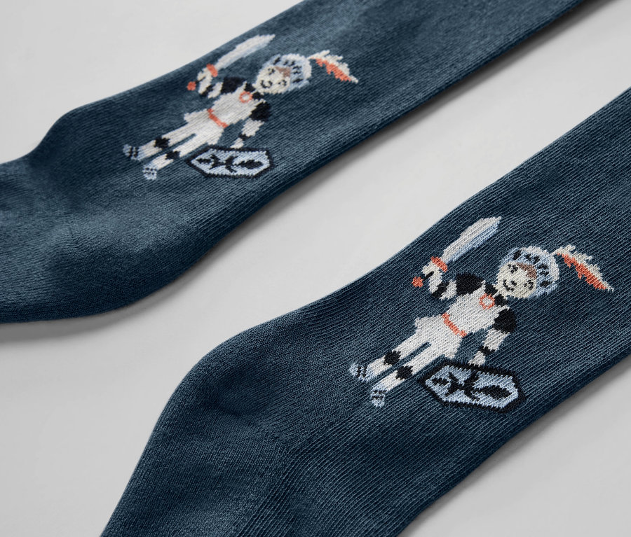 Gros plan de deux collants pour enfants avec un motif de chevalier.