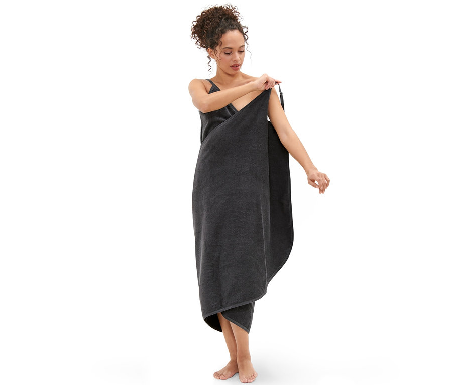 Femme ajustant une robe-drap de bain anthracite.