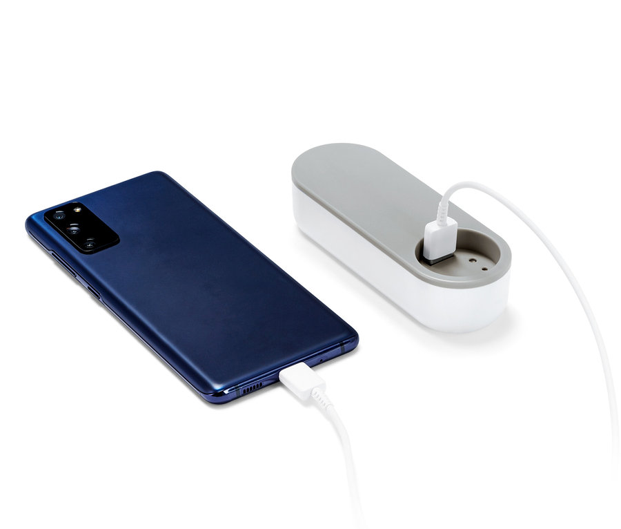 Un smartphone bleu foncé est en charge avec une powerbank.
