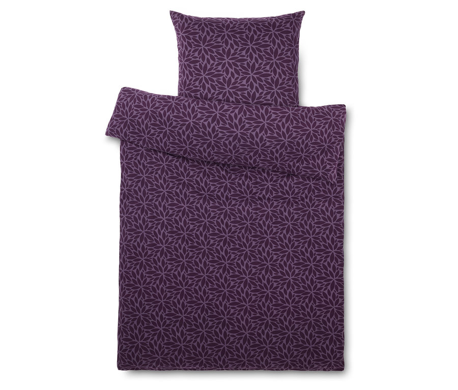 Linge de lit violet à motif floral.
