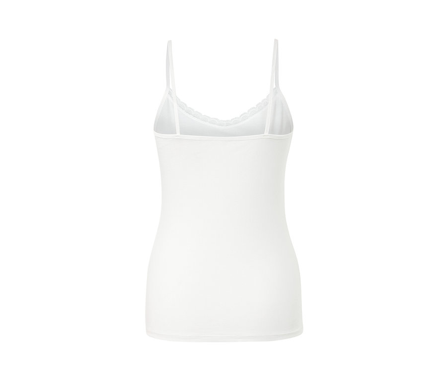 2 maillots de corps blancs avec dentelle sur l'ourlet, gros plan.