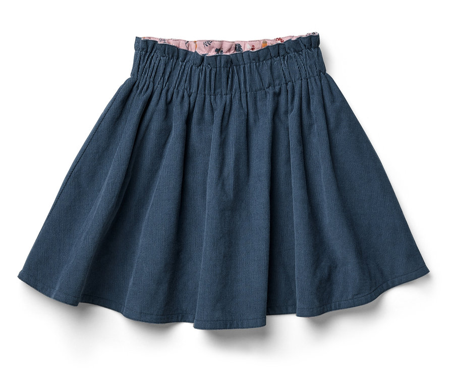 Une jupe en velours côtelé bleue avec une ceinture à fleurs.