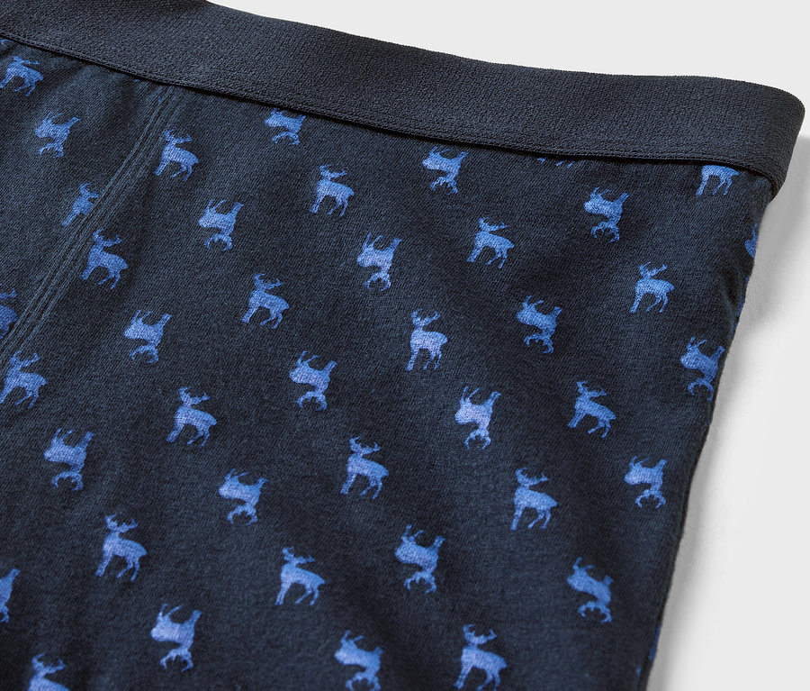 Détail d'un caleçon boxeur bleu pour homme avec un motif d'élans bleus et une ceinture bleu foncé.