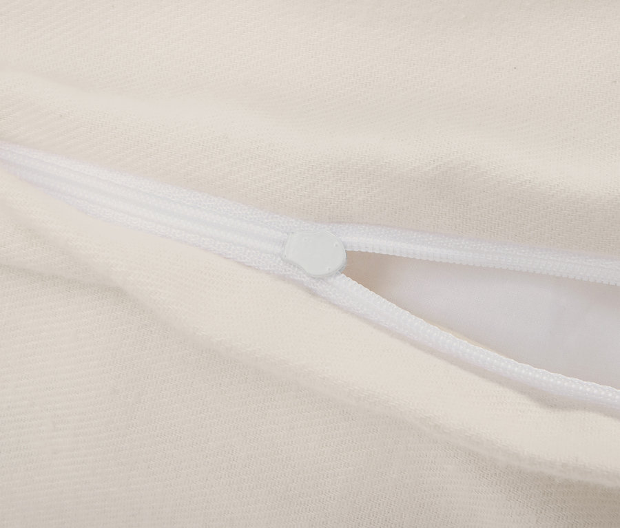 Gros plan sur la fermeture éclair d'une parure de lit en flanelle de taille standard.